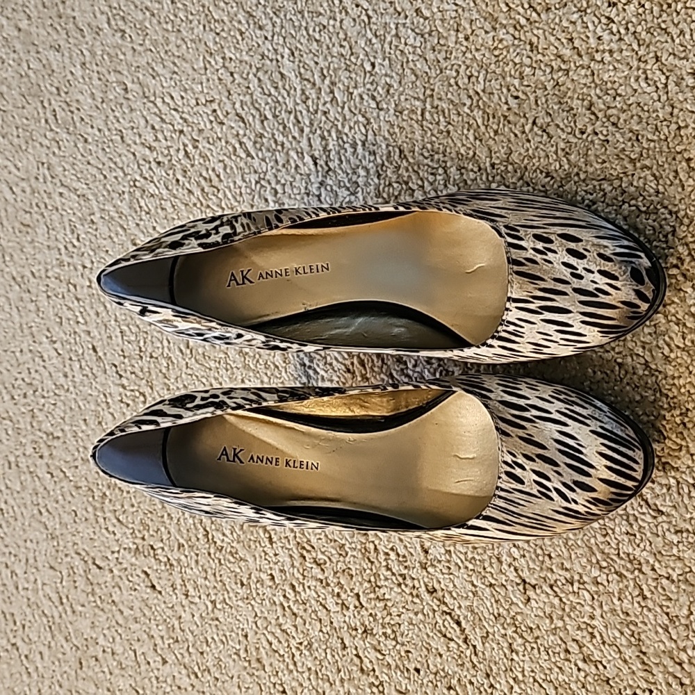 AK Anne Klein Black and Cream Size 7.5
